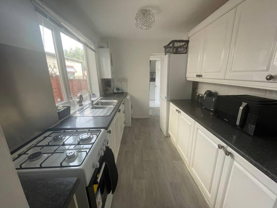 3 Bedroom House In Дартфорд Екстериор снимка